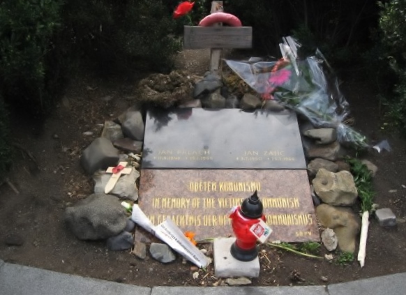 プラハにある社会主義政権に抗議の意を示すため、焼身自殺した青年ヤンの追悼の碑。
